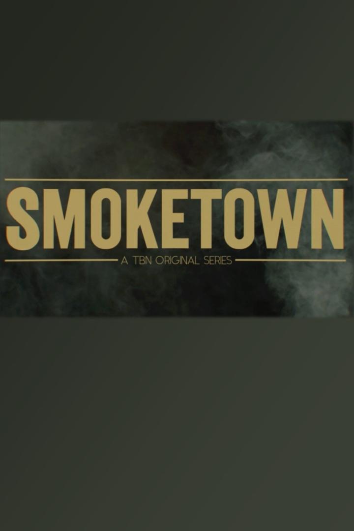 Das Logo für „Smoketown“, eine Originalserie von TBN, vor einem Hintergrund aus Rauch.