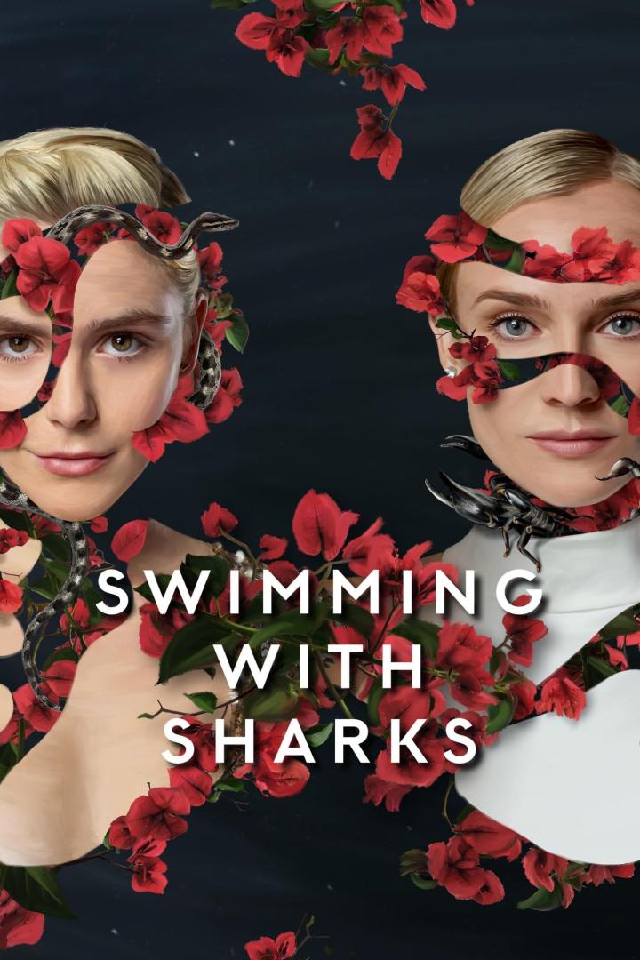 Das Filmplakat für „Swimming with Sharks“ zeigt zwei Frauen, umgeben von roten Blumen, einer Schlange und einem Skorpion.