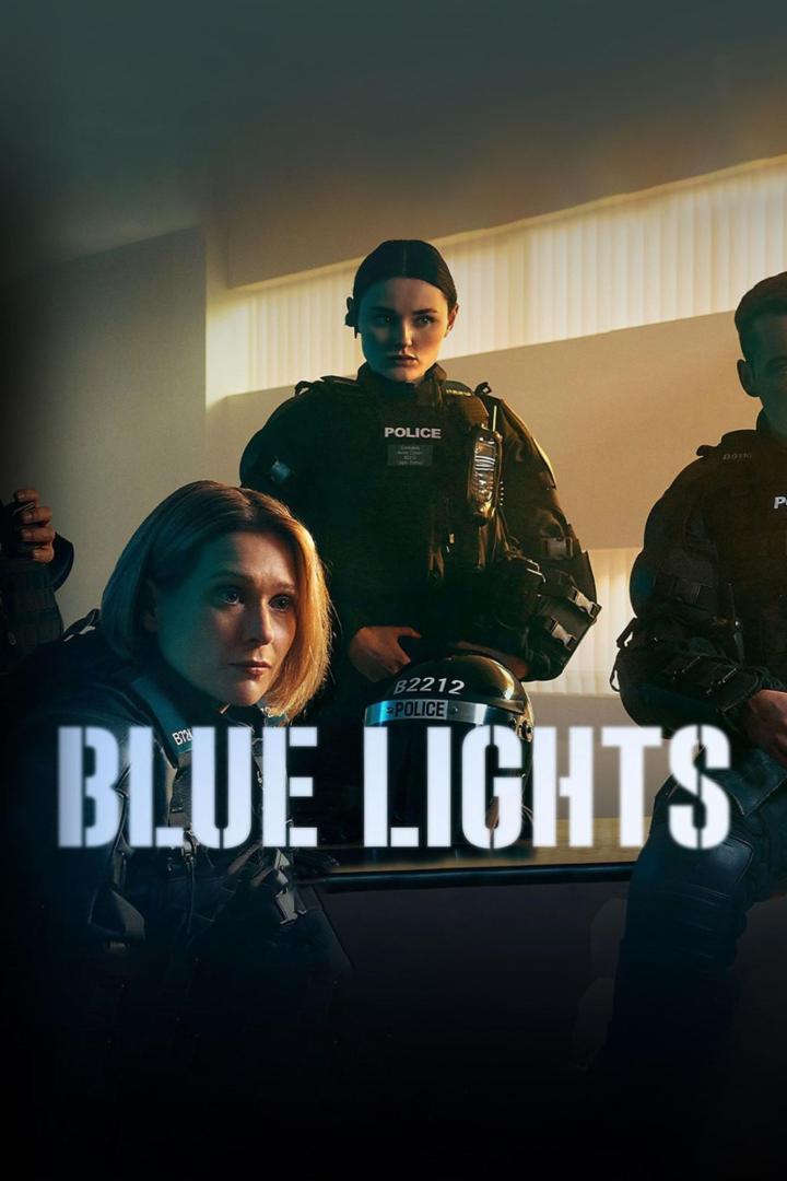 Drei Polizisten in Uniform, im Vordergrund der Titel „Blue Lights“.