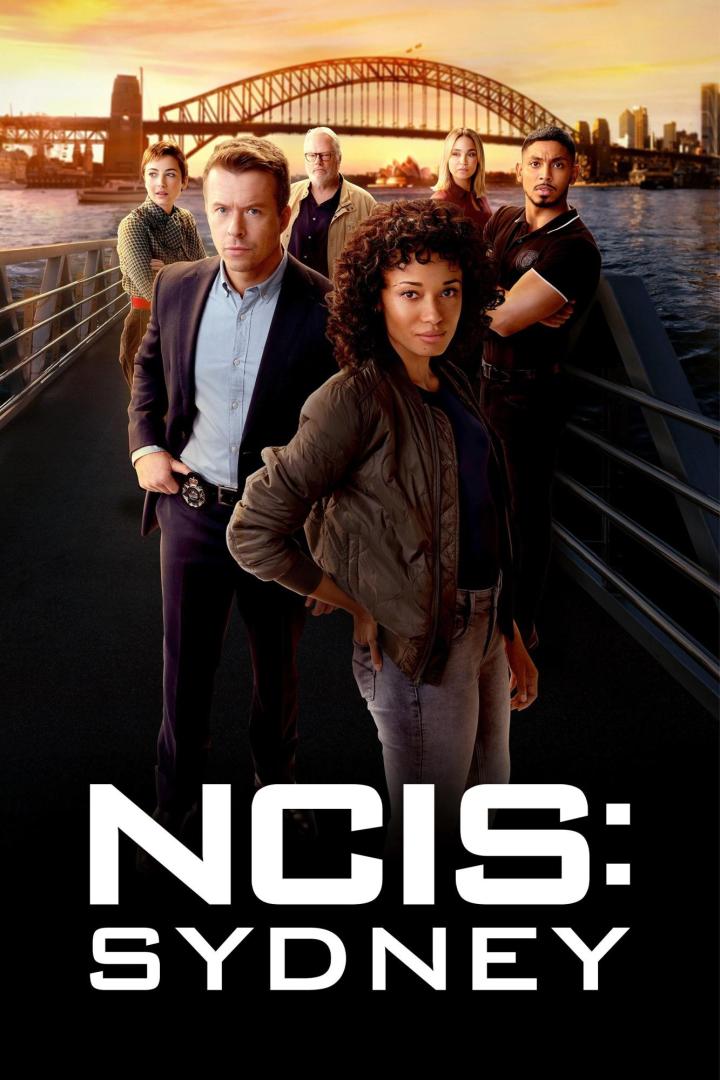 Das Ensemble von „NCIS: Sydney“ vor der Kulisse der Sydney Harbour Bridge.