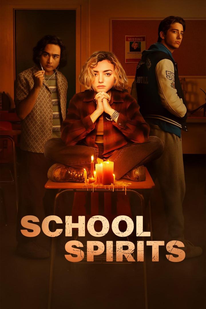 Das Filmplakat zu „School Spirits“ zeigt drei Jugendliche und brennende Kerzen.