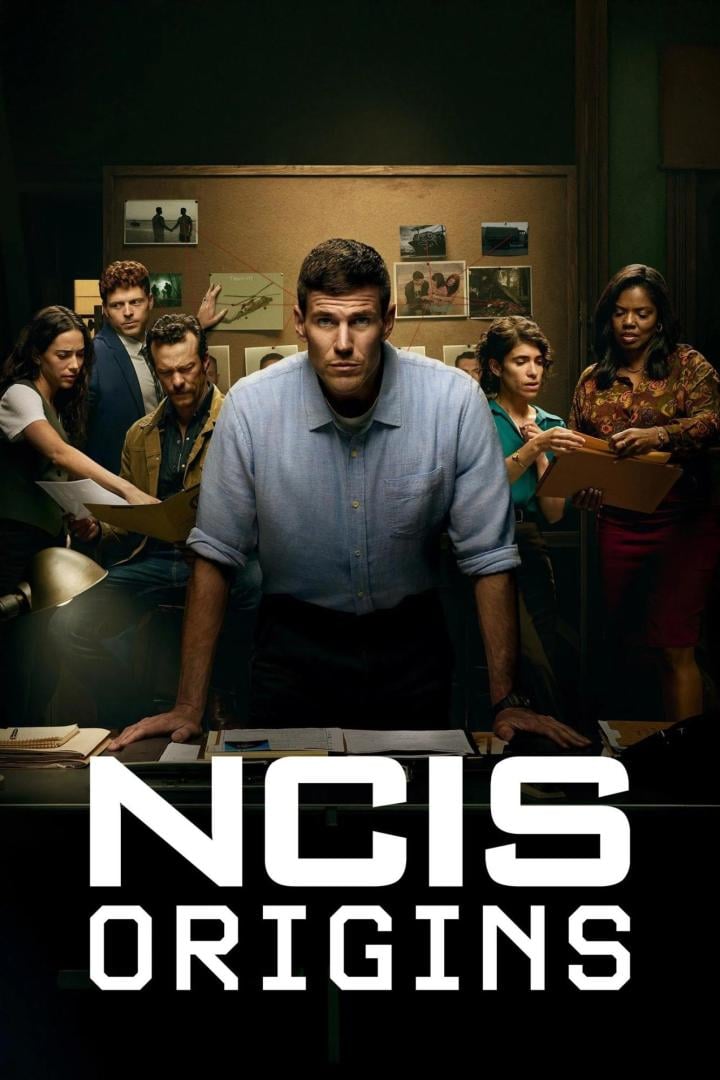 Das Poster für „NCIS: Origins“ zeigt ein Team von Ermittlern bei der Arbeit an einem Fall.