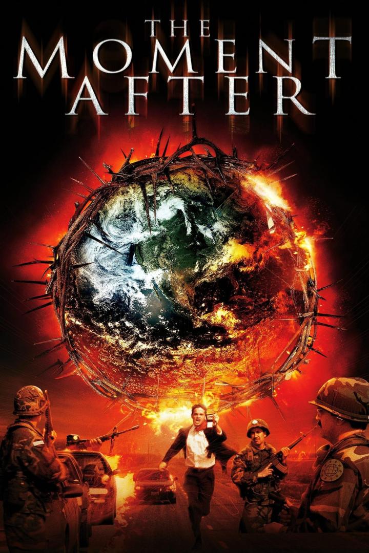 Das Filmplakat für „The Moment After“ zeigt eine Erde, die von einem Stacheldraht umgeben ist und brennt.