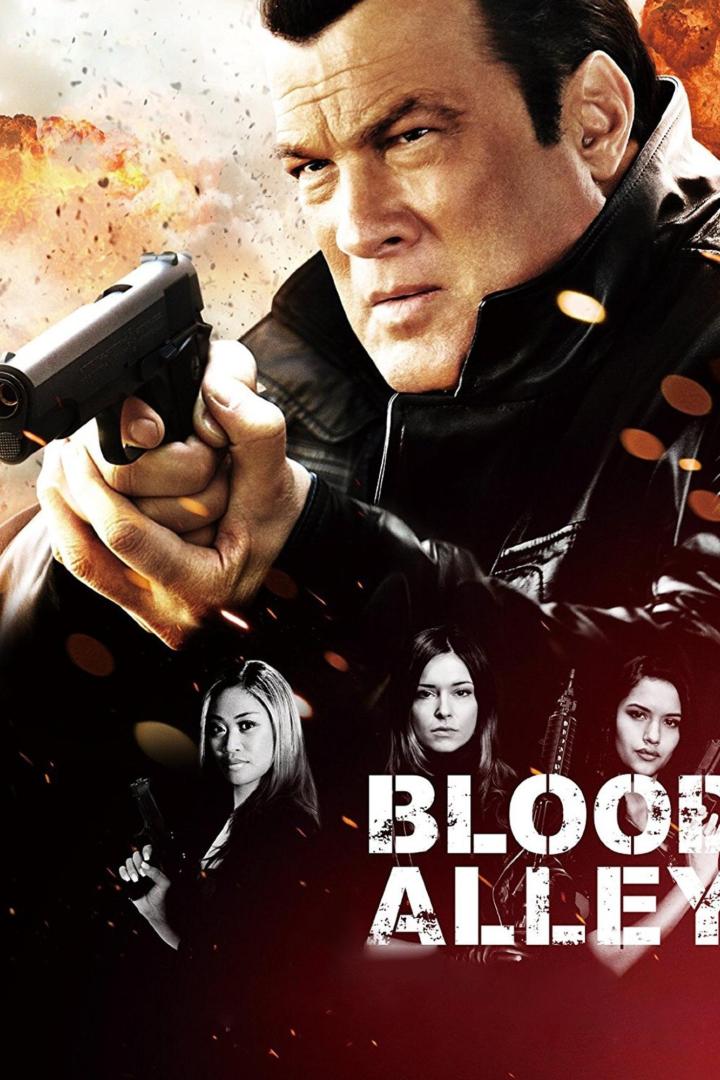 Das Filmplakat für „Blood Alley“ zeigt Steven Seagal mit einer Waffe und drei Frauen im Vordergrund.