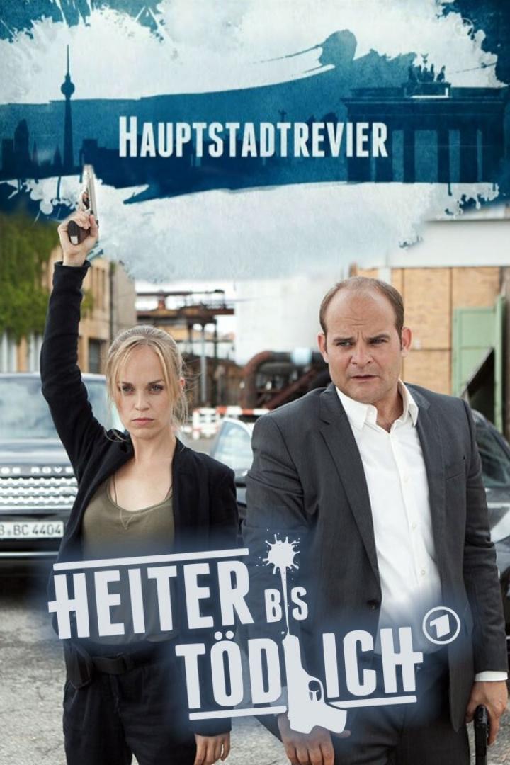 Das Filmplakat für „Heiter bis tödlich – Hauptstadtrevier“ zeigt zwei Kommissare vor der Berliner Skyline.