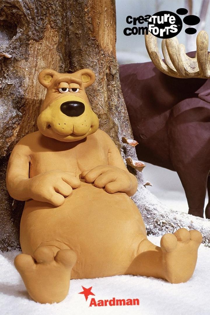 Ein animierter Bär von Aardman sitzt an einem Baum, im Hintergrund ein Elch aus „Creature Comforts“.