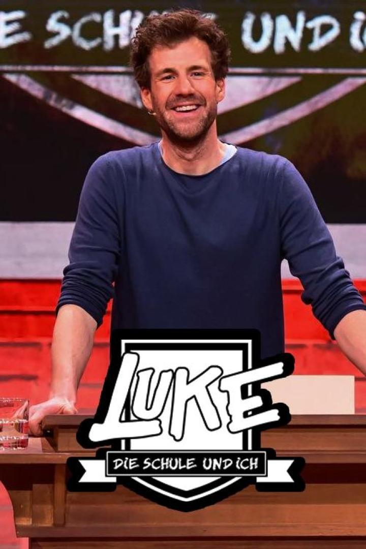 Luke Mockridge steht lächelnd auf der Bühne von „Luke! Die Schule und ich“.