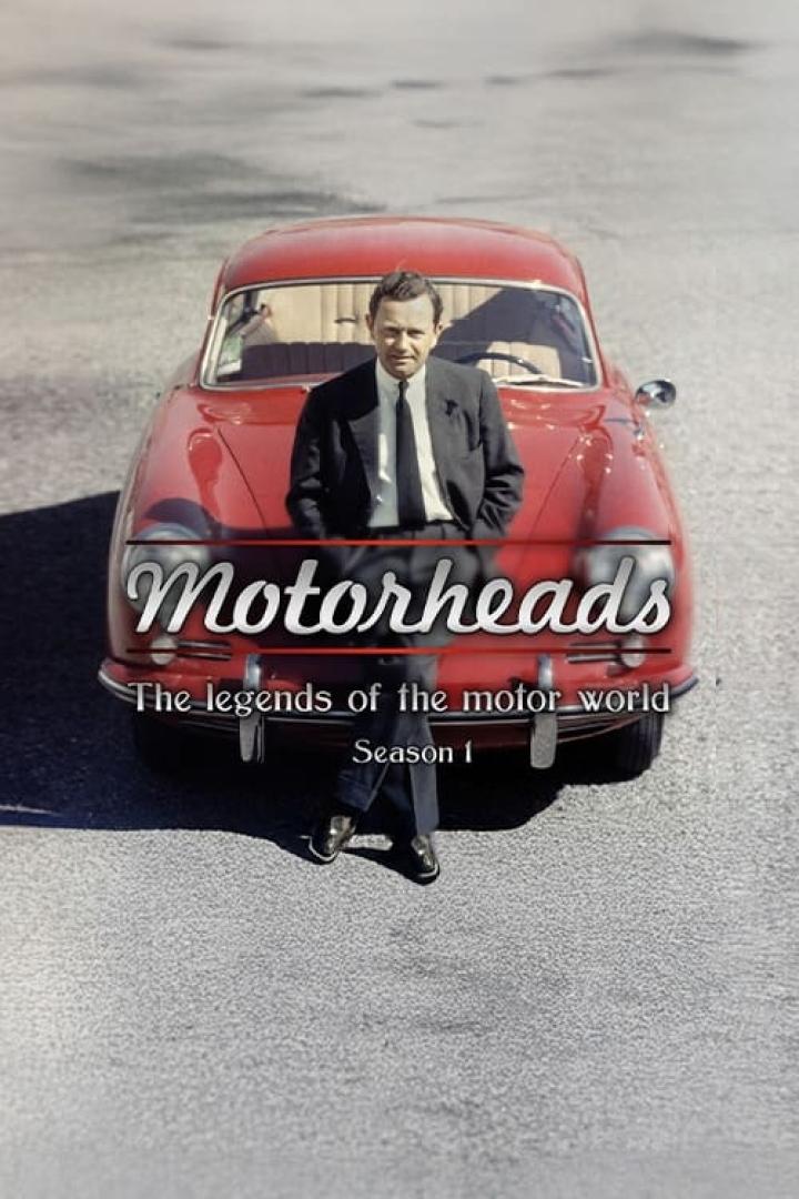 Ein Mann lehnt an einem roten Oldtimer; Titelbild der ersten Staffel von „Motorheads“.