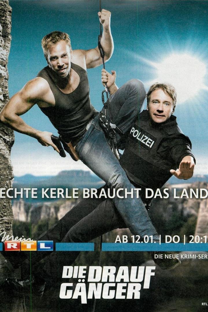 Zwei Männer, einer als Polizist, klettern an einer Felswand für die RTL-Krimiserie „Die Draufgänger“.