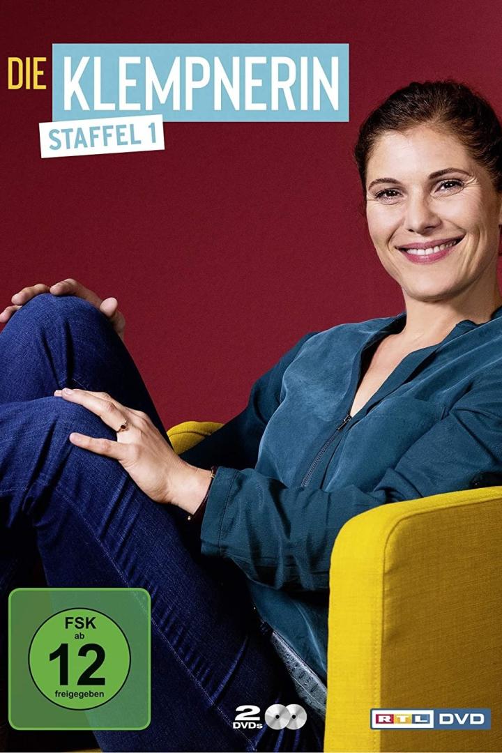 Das DVD-Cover von „Die Klempnerin“, Staffel 1, zeigt eine lächelnde Frau in einem gelben Sessel.