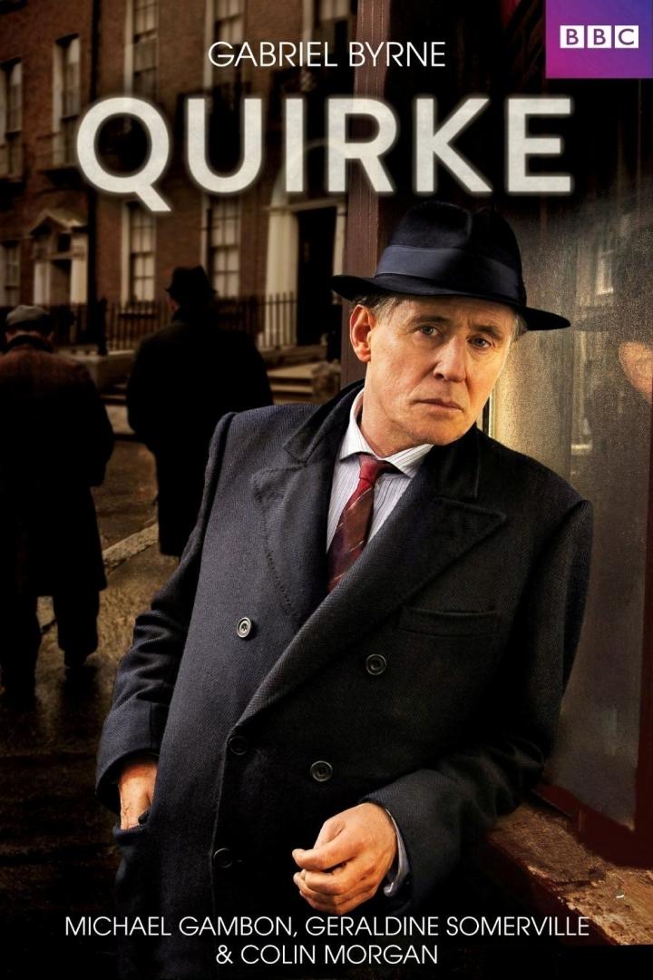 Gabriel Byrne als „Quirke“ vor einer Dubliner Straßenszene.