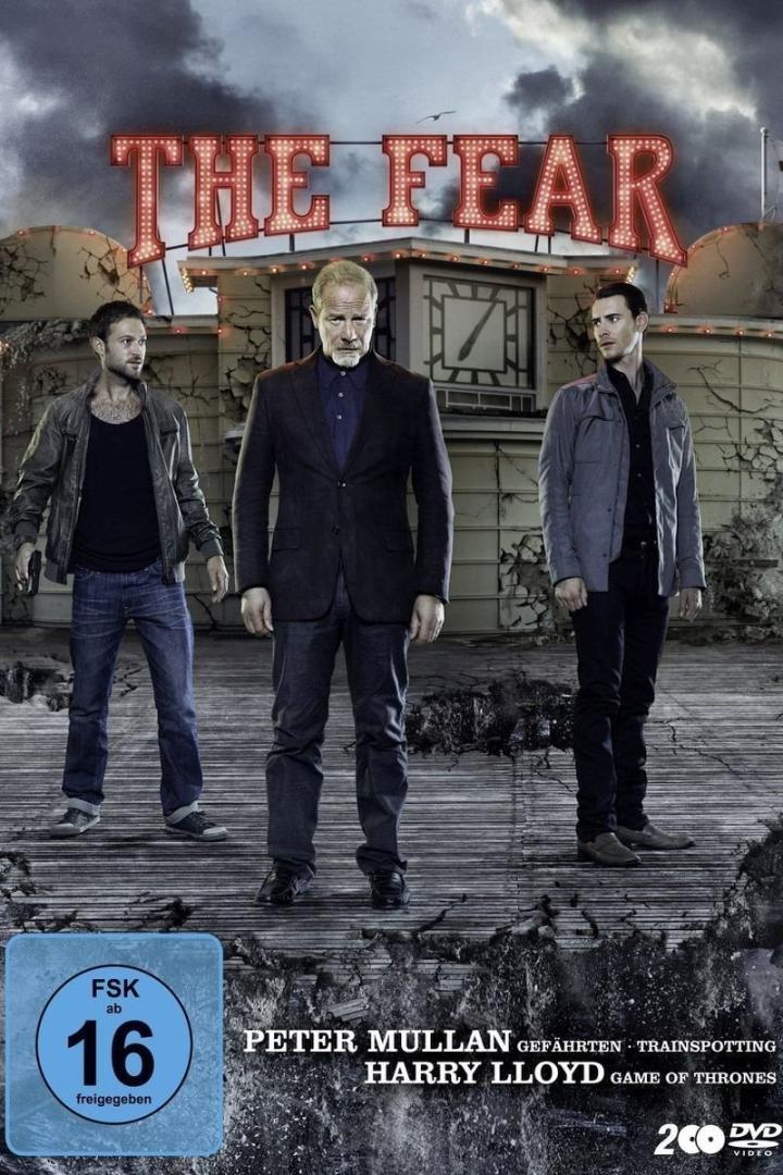 Das Filmplakat für „The Fear“ mit Peter Mullan und Harry Lloyd vor einem zerstörten Gebäude.