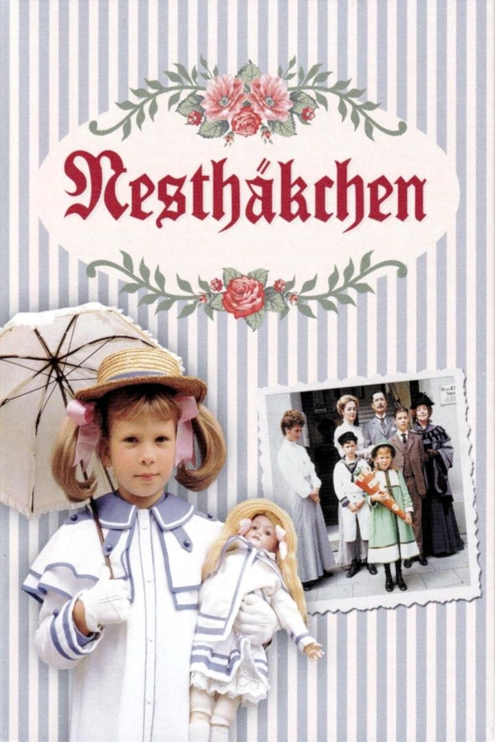 Das Cover des Buches „Nesthäkchen“ zeigt ein junges Mädchen mit einer Puppe.