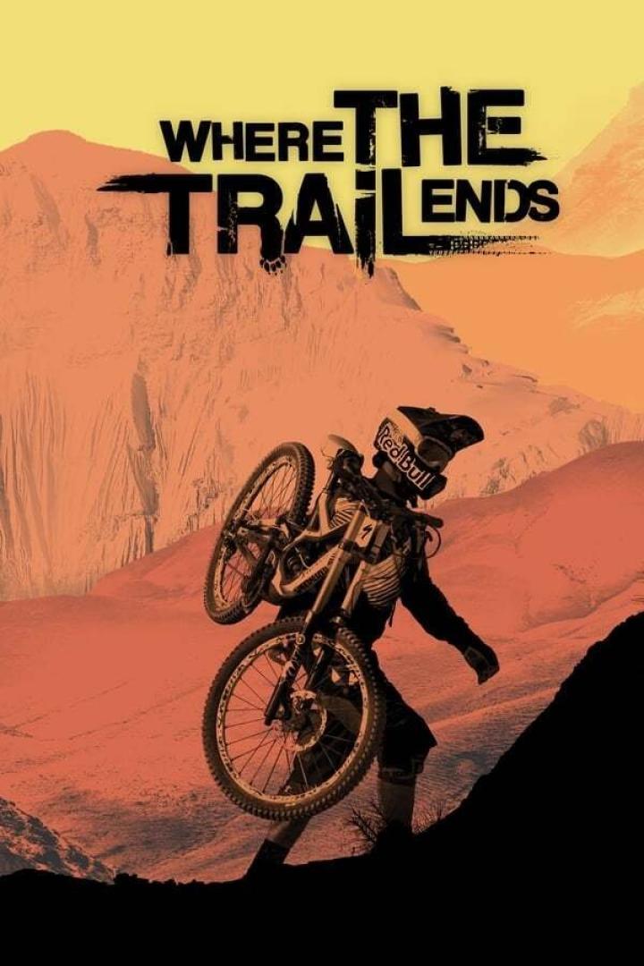 Ein Mountainbiker trägt sein Fahrrad auf einem Berg, im Hintergrund der Schriftzug „Where the Trail Ends“.