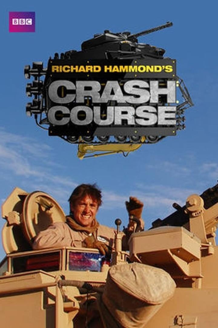 Richard Hammond in einem Panzer, vor dem Logo seiner Sendung „Crash Course“.
