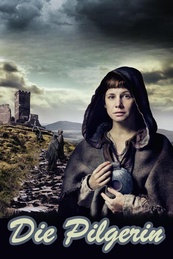Das Filmplakat für „Die Pilgerin“ zeigt eine junge Frau mit Kapuze vor einer mittelalterlichen Landschaft.