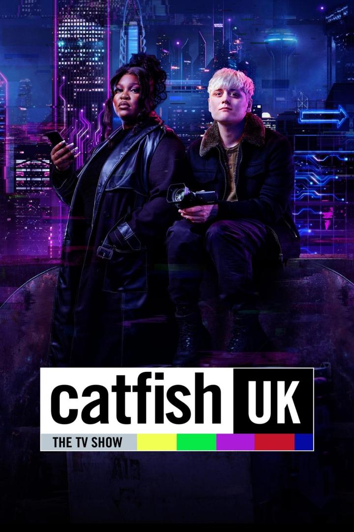 Zwei Personen sitzen vor einer futuristischen Stadtkulisse für „Catfish UK“.