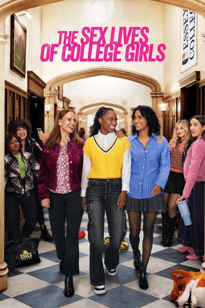 Die Hauptdarstellerinnen der Serie „The Sex Lives of College Girls“ gehen einen Flur entlang.