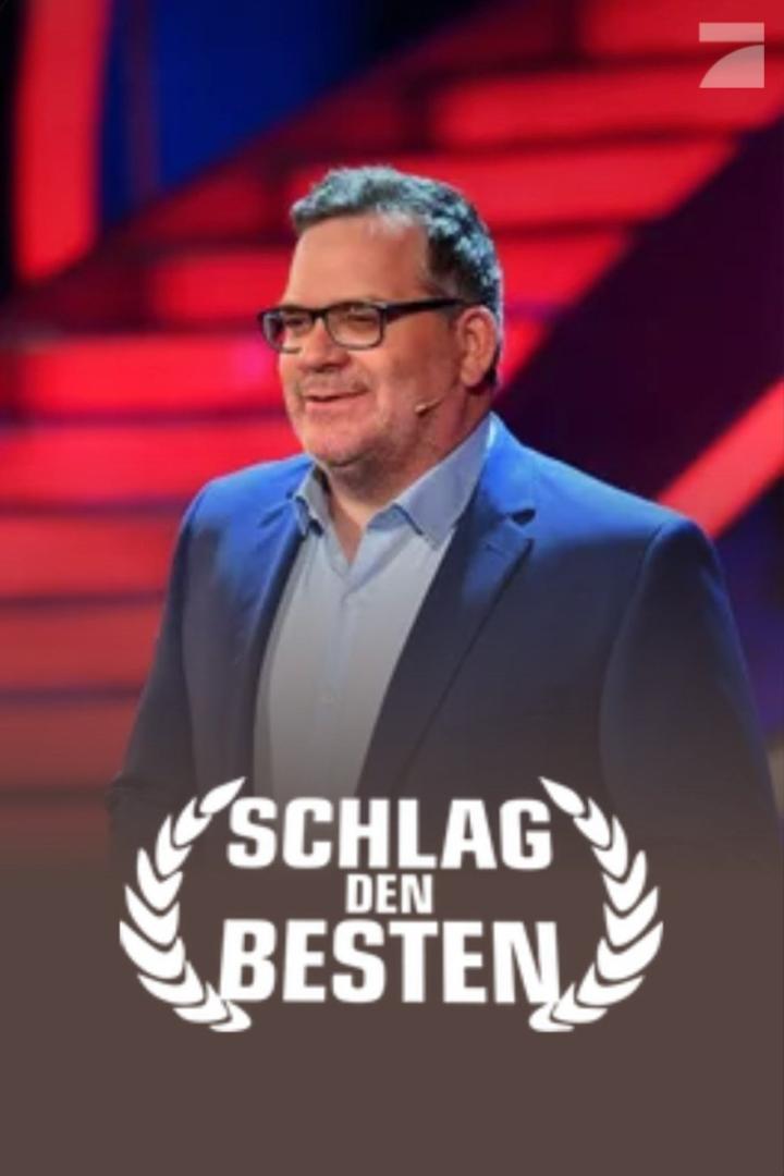 Der Moderator von „Schlag den Besten“ lächelt in die Kamera.