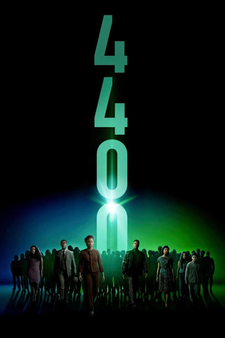 Das Filmplakat für die Fernsehserie „4400“ zeigt eine Gruppe von Menschen vor einem grünen Licht.