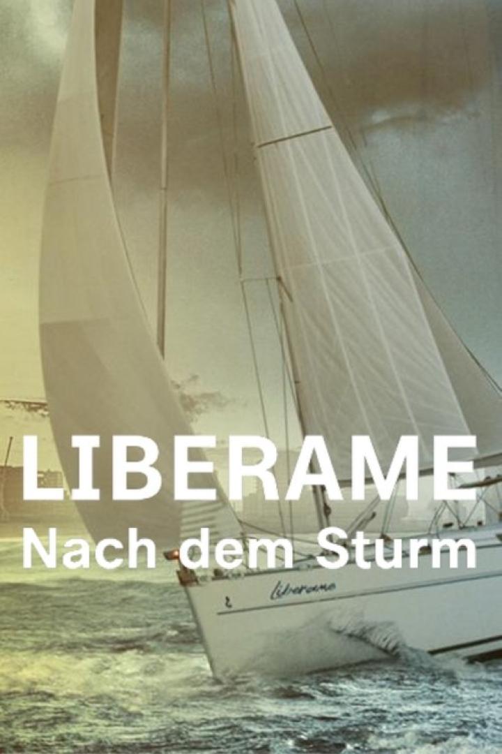 Ein Segelboot namens „Liberame“ fährt auf dem Meer.