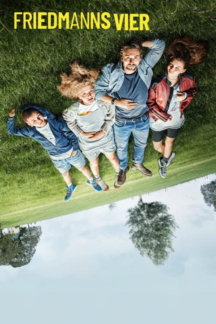 Die „Friedmanns Vier“ liegen entspannt im Gras.