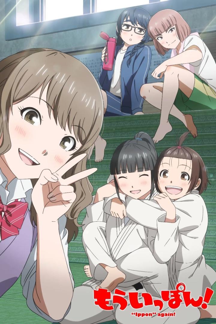 Mehrere junge Frauen posieren für ein Gruppenfoto, einige tragen Judoanzüge.