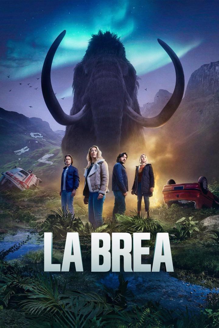 Das Filmplakat zu „La Brea“ zeigt eine Gruppe von Menschen vor einem Mammut und zerstörten Fahrzeugen.