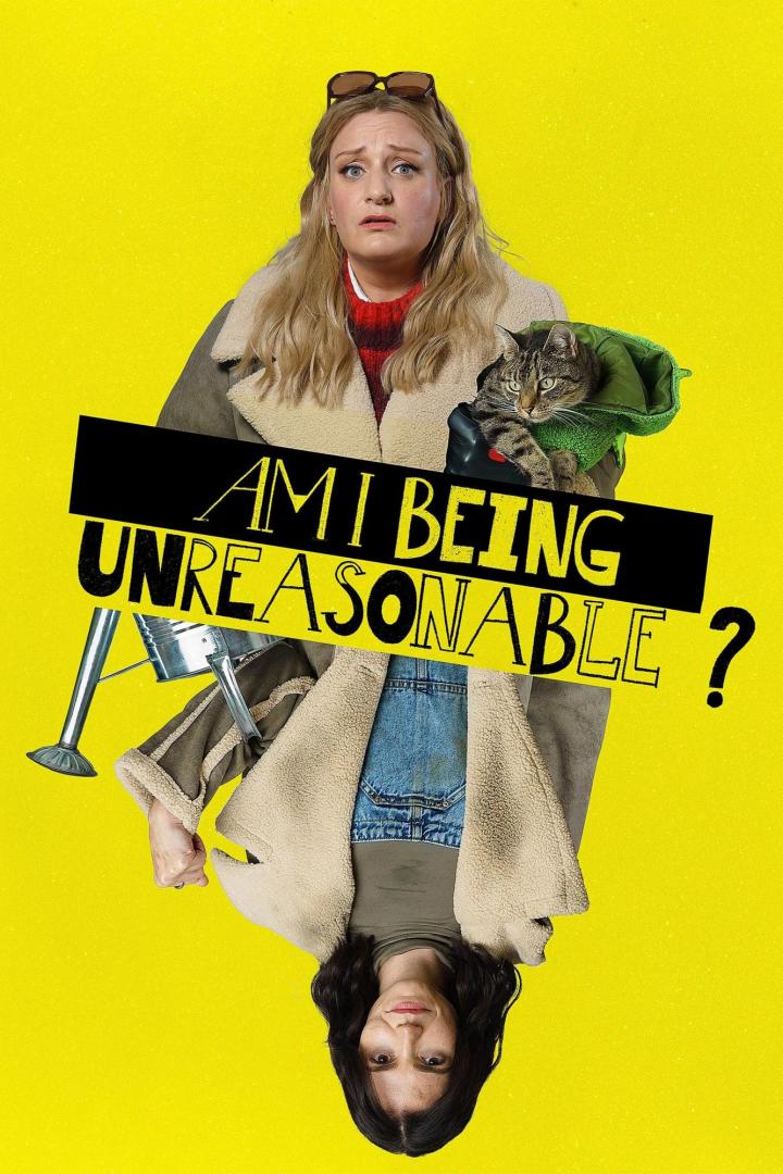 Das Poster für die Fernsehserie „Am I Being Unreasonable?“ zeigt zwei Frauen und eine Katze vor gelbem Hintergrund.