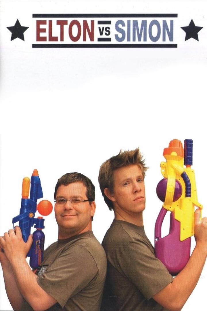 Zwei Männer stehen Rücken an Rücken und halten bunte Wasserpistolen.