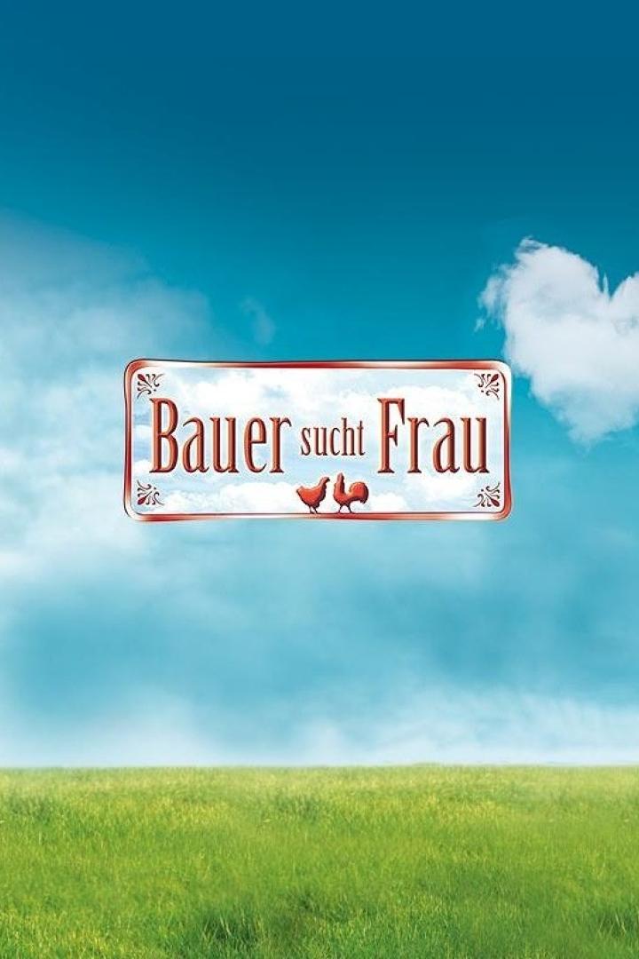 Das Logo der Fernsehsendung „Bauer sucht Frau“ vor blauem Himmel und grüner Wiese.