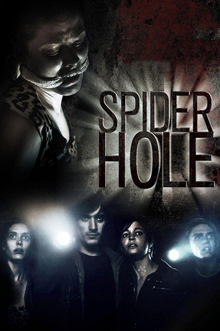 Das Filmplakat für „Spider Hole“ zeigt eine gefesselte Frau und eine Gruppe von Personen mit Taschenlampen.
