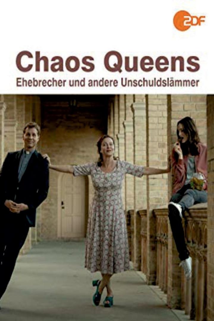 Das Filmplakat zu „Chaos Queens – Ehebrecher und andere Unschuldslämmer“ zeigt drei Personen in einem Gang.