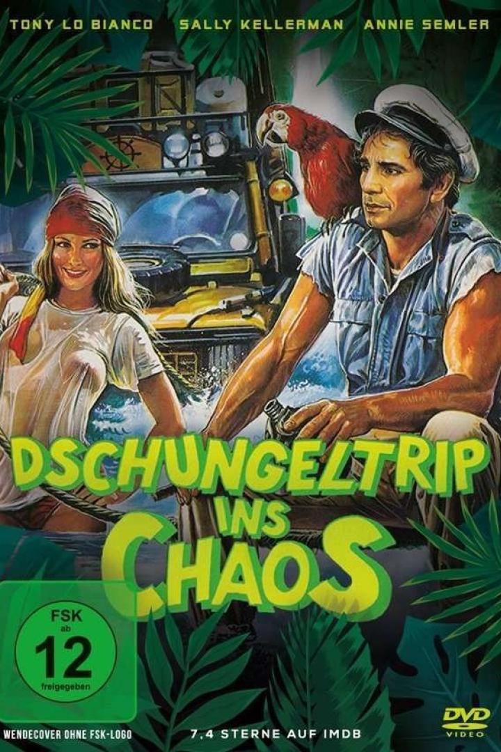 Das Cover des Films „Dschungeltrip ins Chaos“ zeigt zwei Personen und einen Papagei vor einem Dschungel-Jeep.