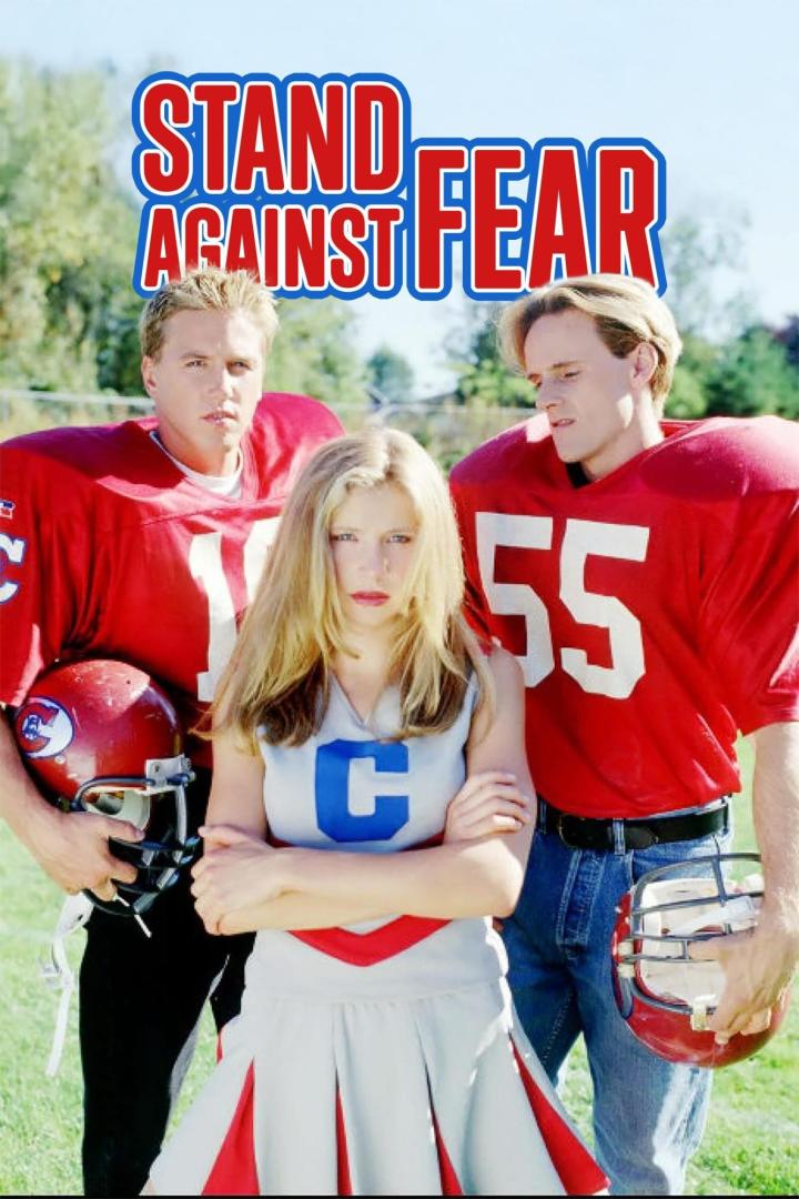 Das Filmplakat für „Stand Against Fear“ zeigt eine Cheerleaderin zwischen zwei Footballspielern.