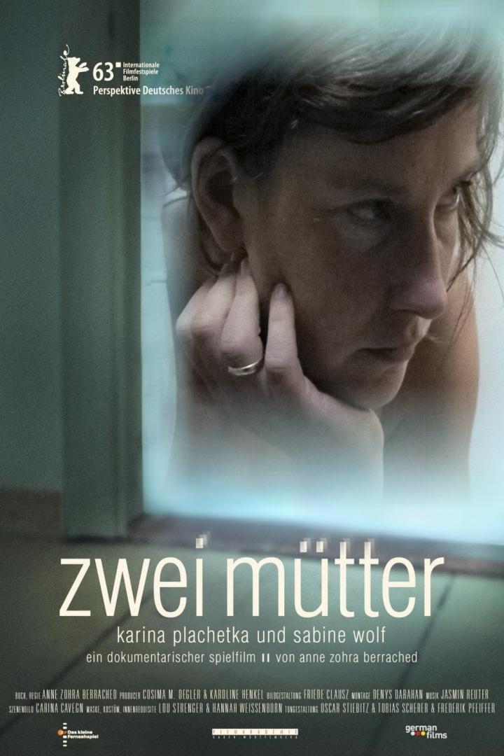 Das Filmplakat für „Zwei Mütter“ zeigt eine Frau, die nachdenklich ihr Gesicht berührt.