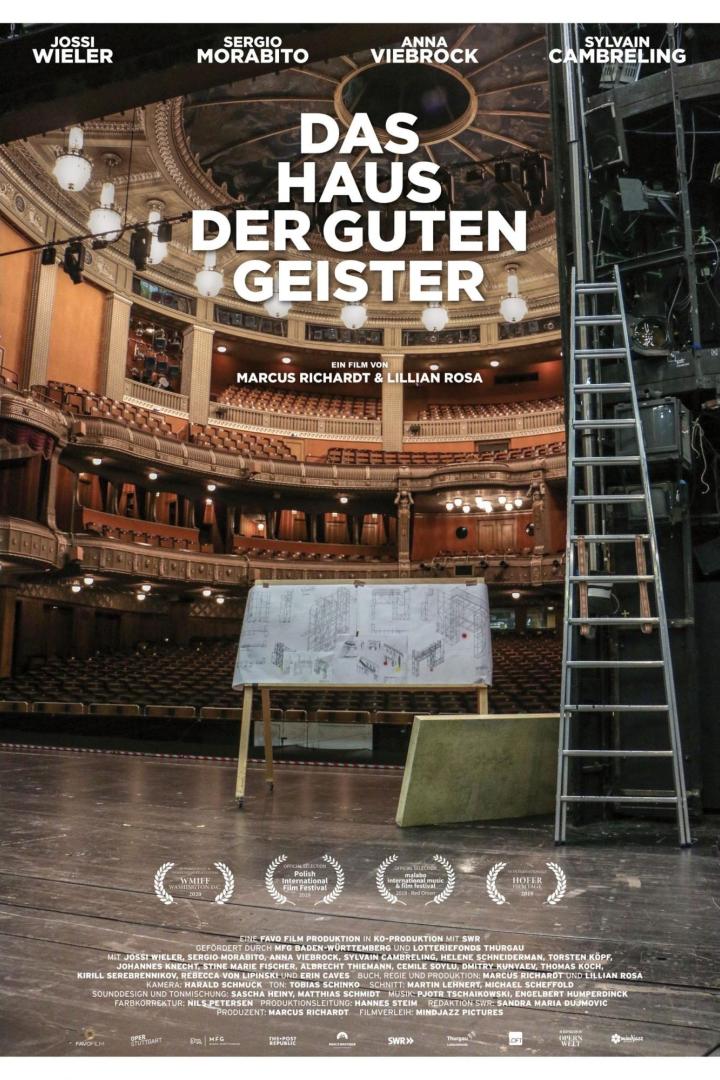 Das Filmplakat für „Das Haus der guten Geister“ zeigt eine Opernbühne.