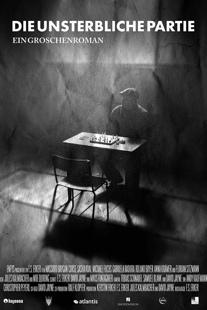Das Filmplakat für „Die Unsterbliche Partie“ zeigt einen Mann, der in einem düsteren Raum Schach spielt.
