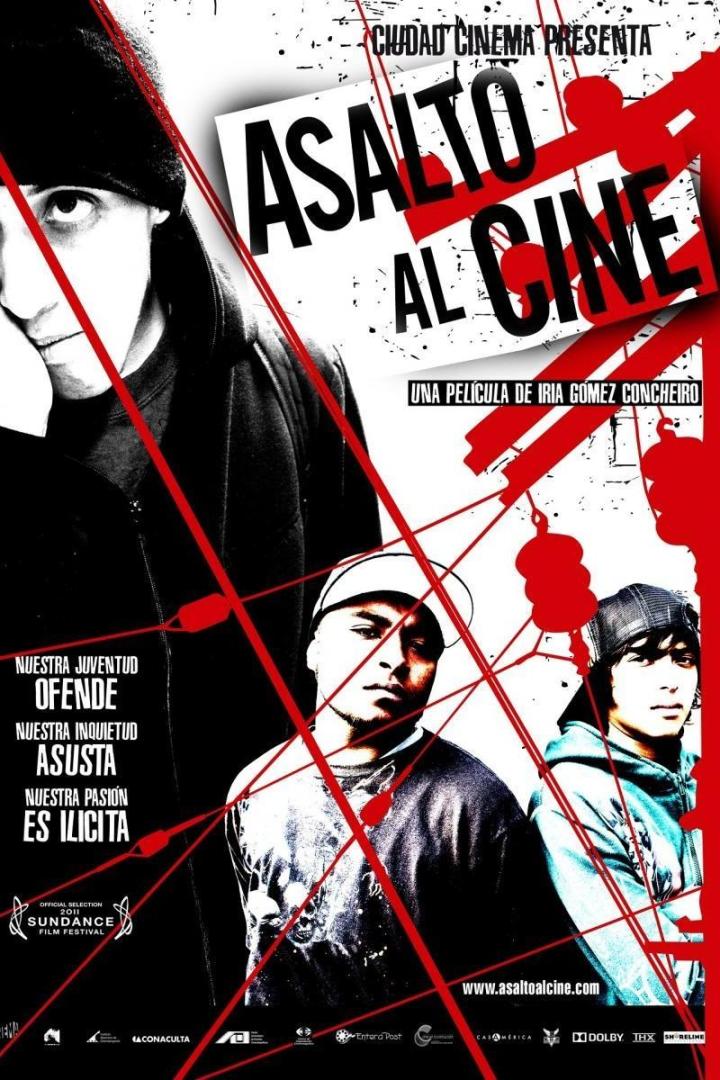 Das Filmplakat für „Asalto al Cine“ zeigt drei junge Männer vor roten Linien.