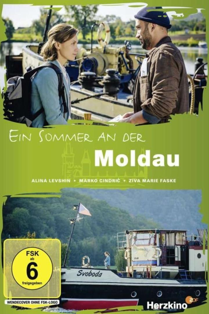 Das Cover des Films „Ein Sommer an der Moldau“ zeigt eine Frau und einen Mann auf einem Schiff.