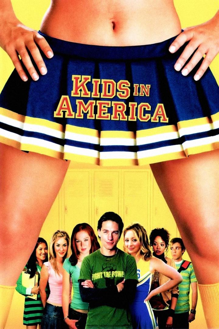 Das Filmplakat für „Kids in America“ zeigt eine Cheerleaderin und eine Gruppe von Teenagern.