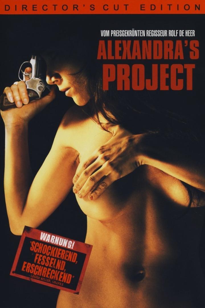 Das Cover des Films „Alexandra's Project“ zeigt eine Frau mit einer Pistole.