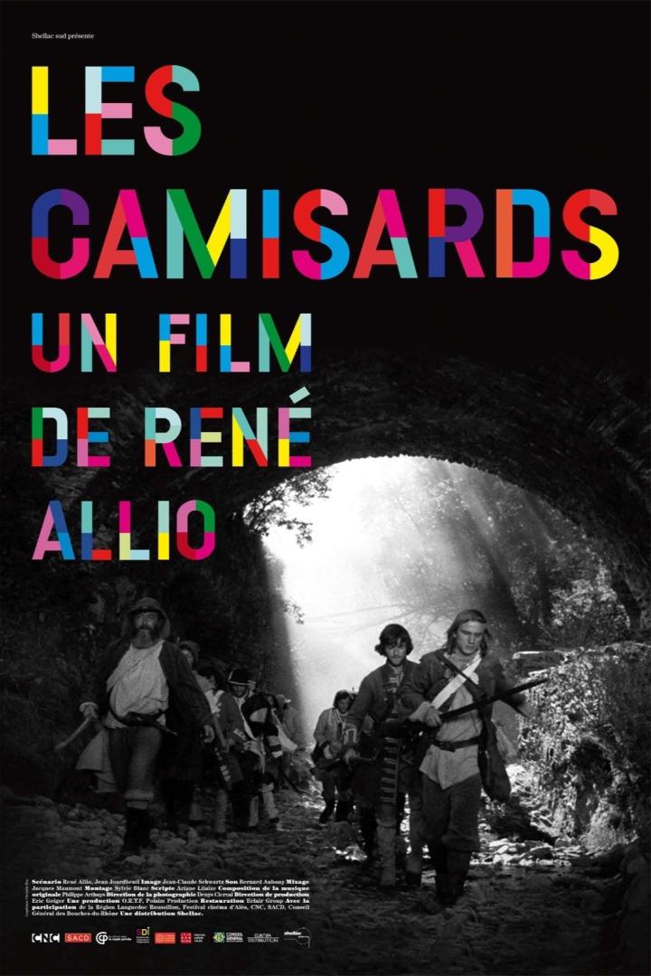 Das Filmplakat für „Les Camisards“ zeigt eine Gruppe von Männern, die durch einen Tunnel gehen.