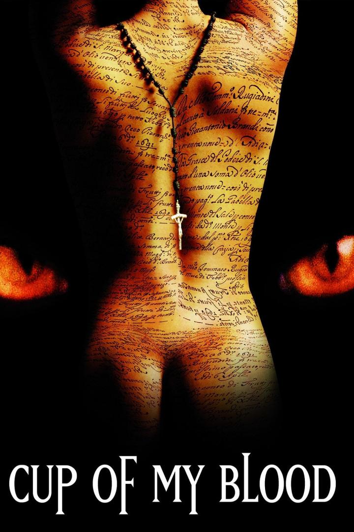 Das Filmplakat für „Cup of My Blood“ zeigt einen Oberkörper mit aufgemalten Schriftzeichen und einem Rosenkranz.