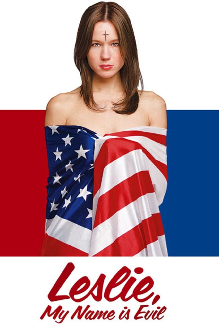 Das Filmplakat für „Leslie, My Name is Evil“ zeigt eine Frau, die in eine amerikanische Flagge gehüllt ist.