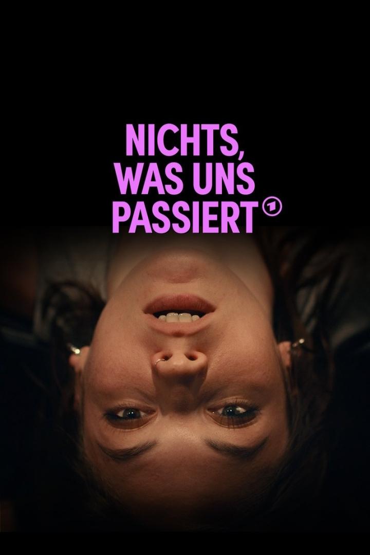 Das Filmplakat für „Nichts, was uns passiert“ zeigt das Gesicht einer jungen Frau.