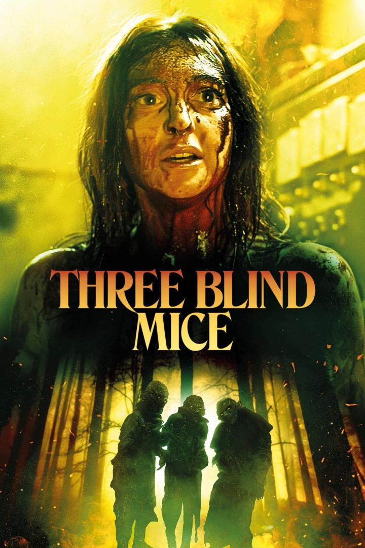 Das Filmplakat für „Three Blind Mice“ zeigt eine verängstigte, blutverschmierte Frau und drei unheimliche Gestalten im Wald.