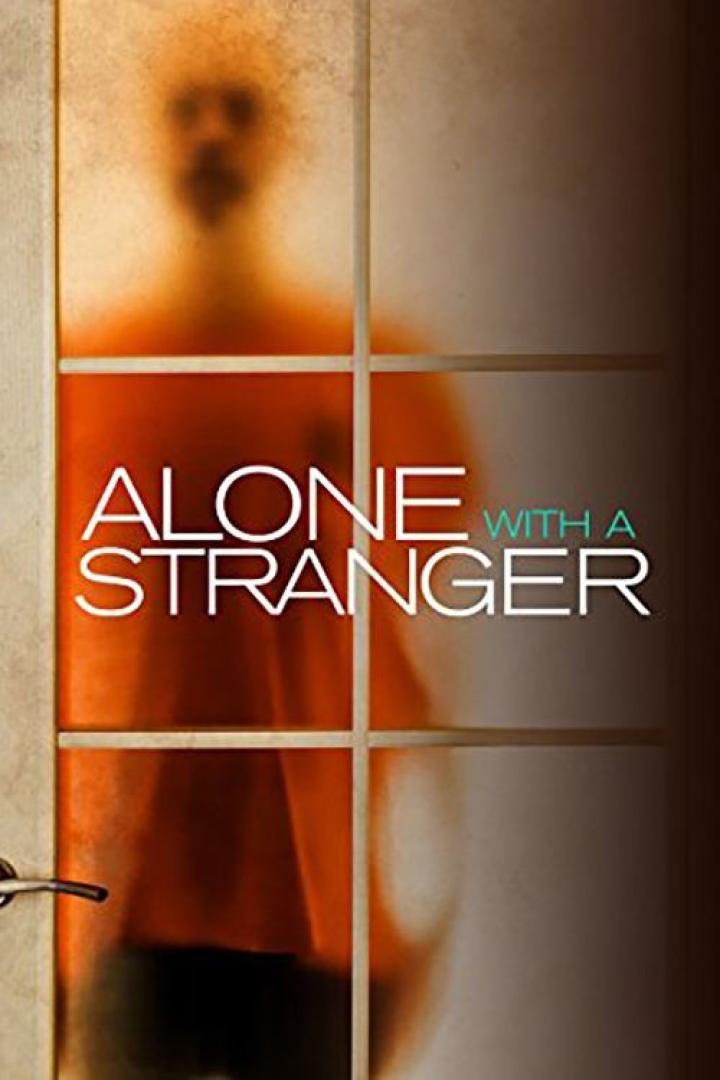 Das Filmplakat für „Alone with a Stranger“ zeigt eine verschwommene Gestalt hinter einer Tür.