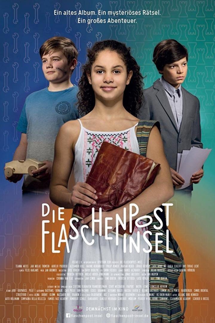 Das Filmplakat zu „Die Flaschenpost-Insel“ zeigt drei junge Detektive mit einem alten Album.