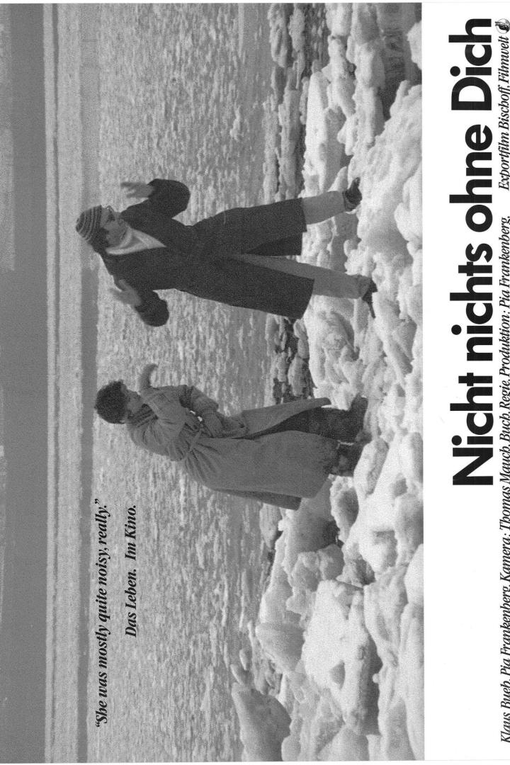 Schwarzweiß-Szene aus dem Film „Nicht nichts ohne Dich“, in der zwei Personen am Ufer stehen.